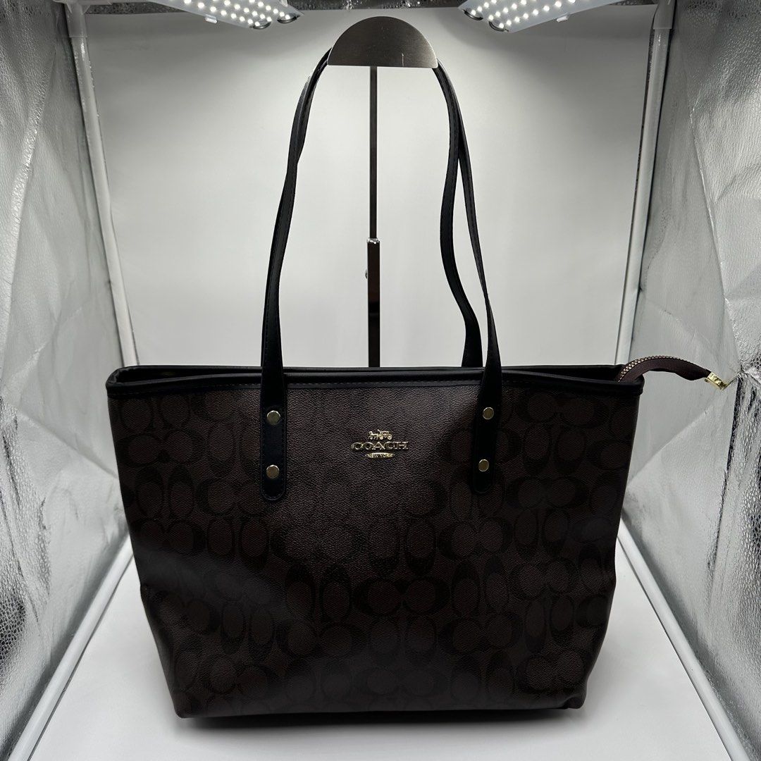 COACH TOTE BAG (Category: Luxury Bags & Wallets) located in Talavera. Submitted by puppyinsane (Listing ID 1466302767, Image 1). Description: Thrifted coach tote bag Excellent condition .