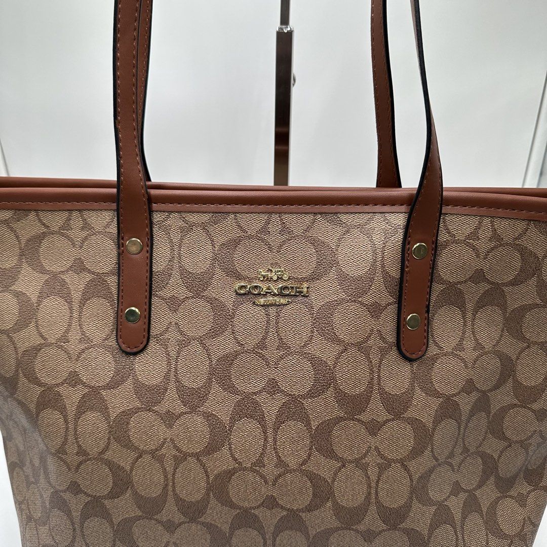 COACH TOTE BAG (Category: Luxury Bags & Wallets) located in Talavera. Submitted by puppyinsane (Listing ID 1466303270, Image 2). Description: Thrifted coach tote bag Excellent condition .