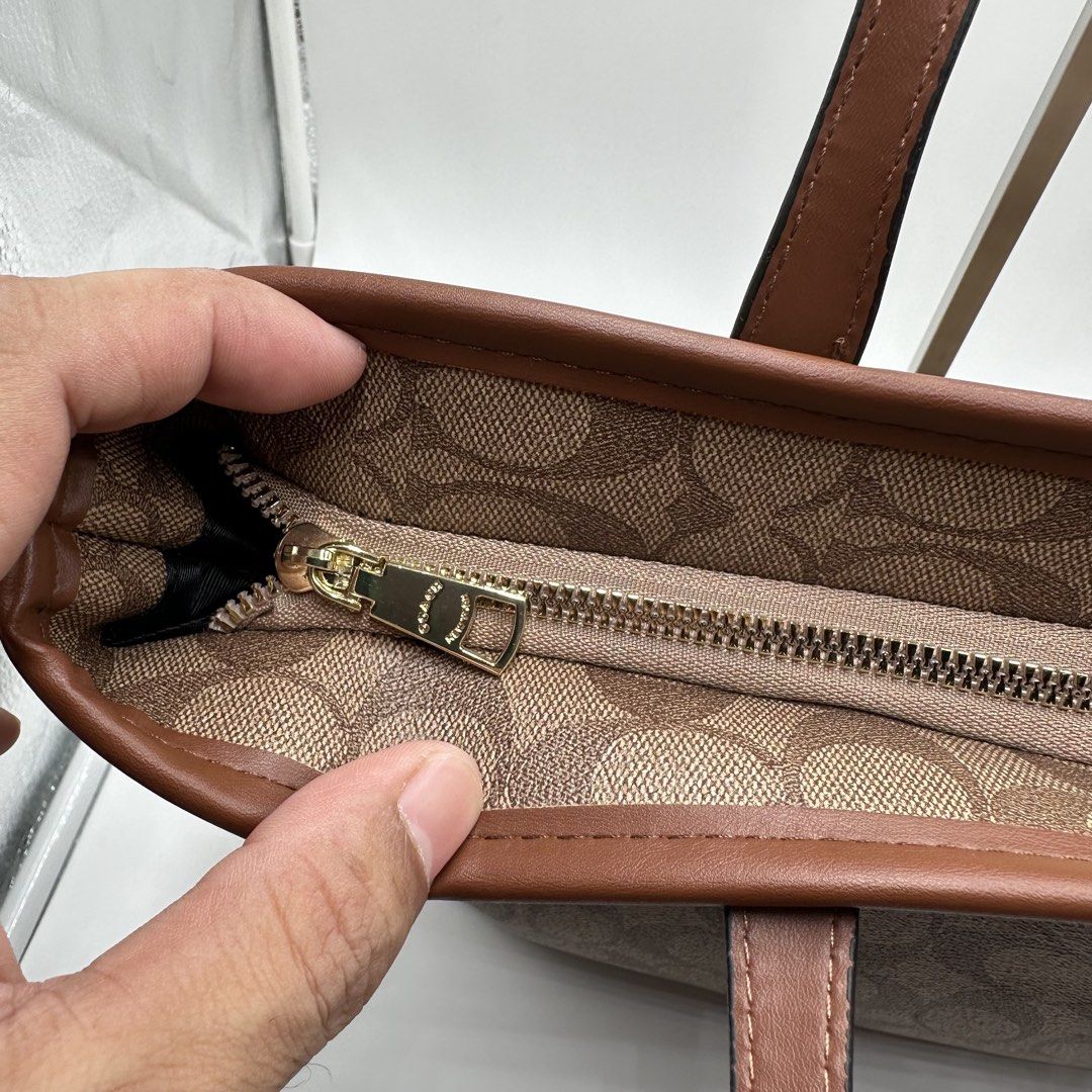 COACH TOTE BAG (Category: Luxury Bags & Wallets) located in Talavera. Submitted by puppyinsane (Listing ID 1466303270, Image 3). Description: Thrifted coach tote bag Excellent condition .