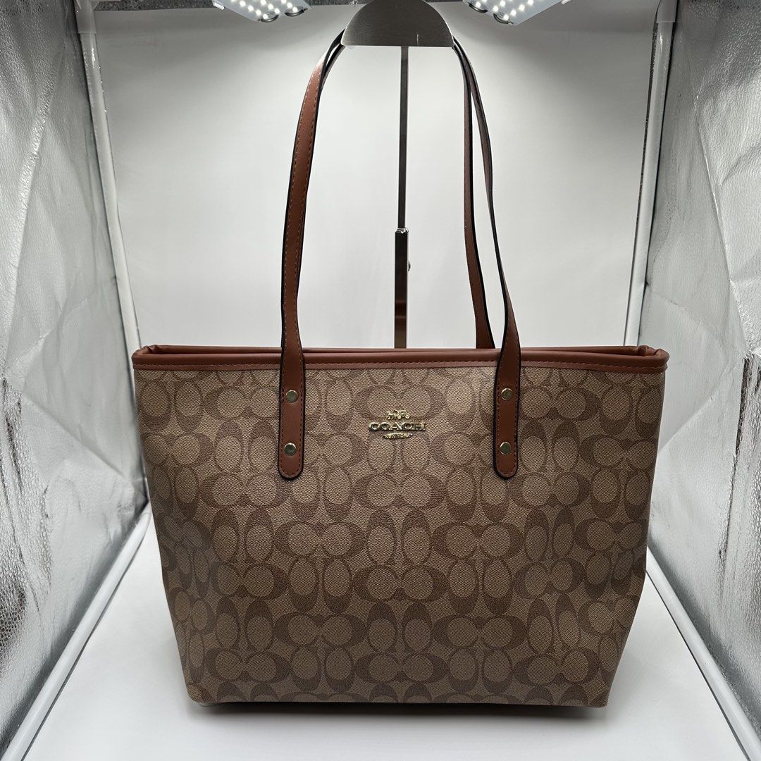 COACH TOTE BAG (Category: Luxury Bags & Wallets) located in Talavera. Submitted by puppyinsane (Listing ID 1466303270, Image 1). Description: Thrifted coach tote bag Excellent condition .
