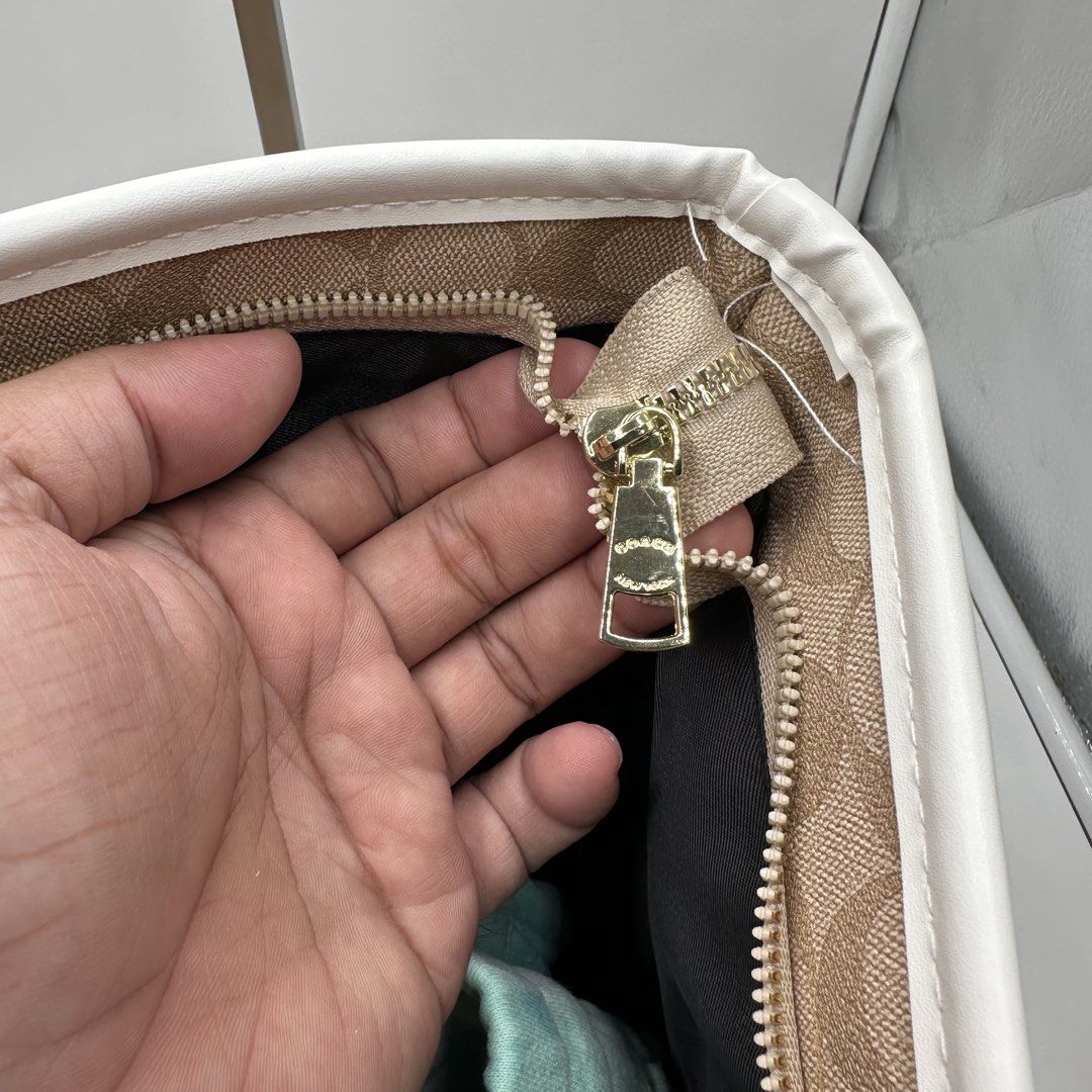 COACH TOTE BAG (Category: Luxury Bags & Wallets) located in Talavera. Submitted by puppyinsane (Listing ID 1466304368, Image 3). Description: Thrifted coach tote bag Excellent condition .