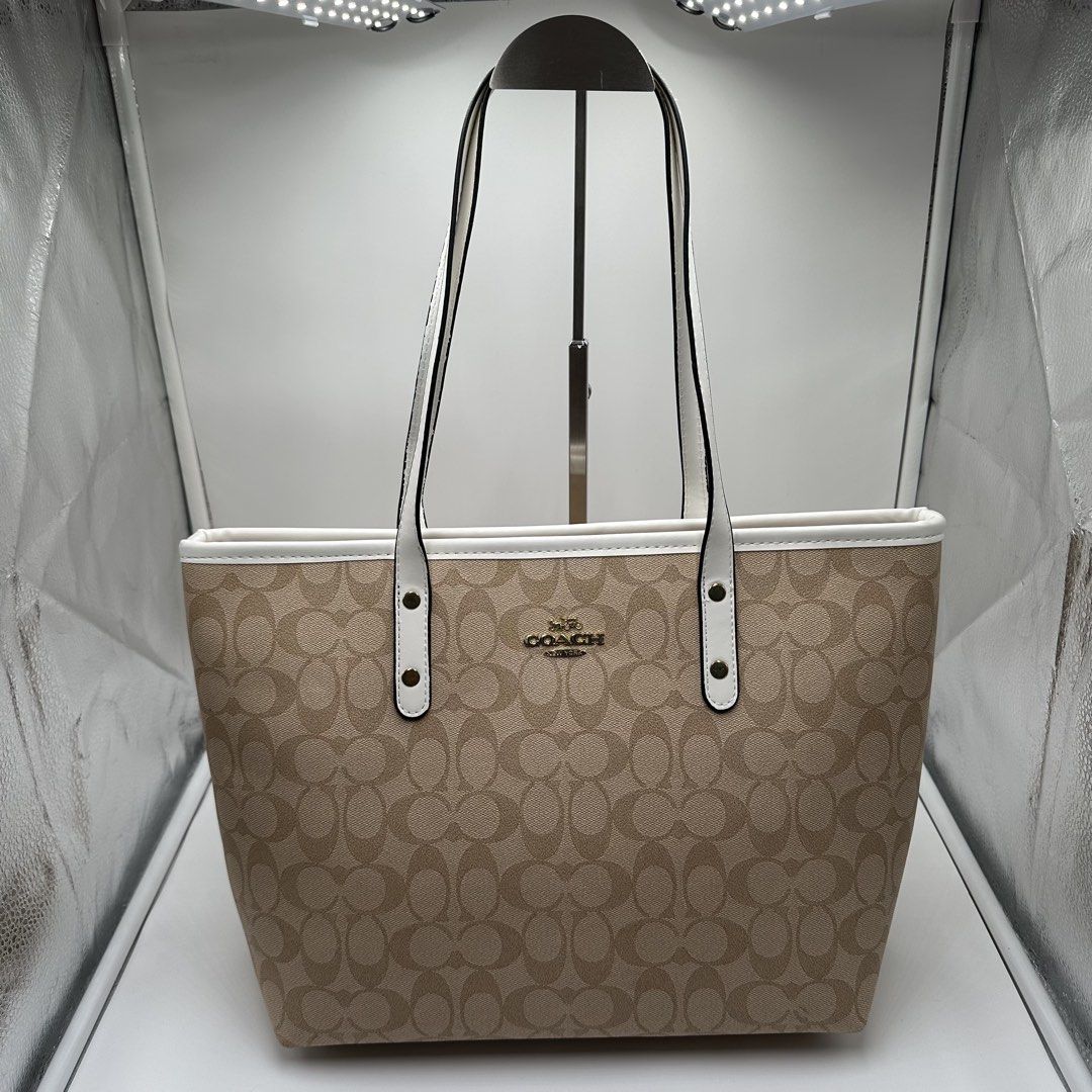 COACH TOTE BAG (Category: Luxury Bags & Wallets) located in Talavera. Submitted by puppyinsane (Listing ID 1466304368, Image 1). Description: Thrifted coach tote bag Excellent condition .