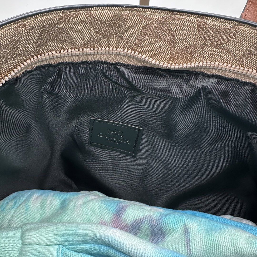 COACH TOTE BAG (Category: Luxury Bags & Wallets) located in Talavera. Submitted by puppyinsane (Listing ID 1466306911, Image 3). Description: THRIFTED COACH TOTE BAG EXCELLENT CONDITION .