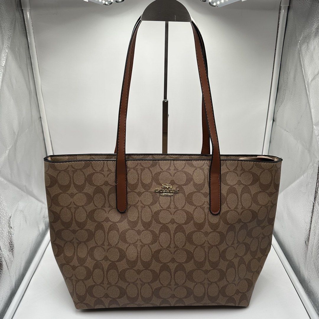 COACH TOTE BAG (Category: Luxury Bags & Wallets) located in Talavera. Submitted by puppyinsane (Listing ID 1466306911, Image 1). Description: THRIFTED COACH TOTE BAG EXCELLENT CONDITION .