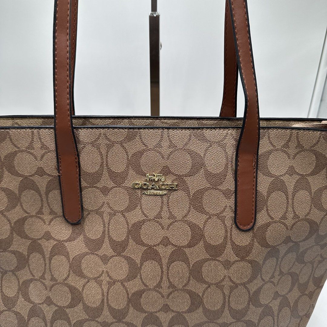 COACH TOTE BAG (Category: Luxury Bags & Wallets) located in Talavera. Submitted by puppyinsane (Listing ID 1466306911, Image 2). Description: THRIFTED COACH TOTE BAG EXCELLENT CONDITION .