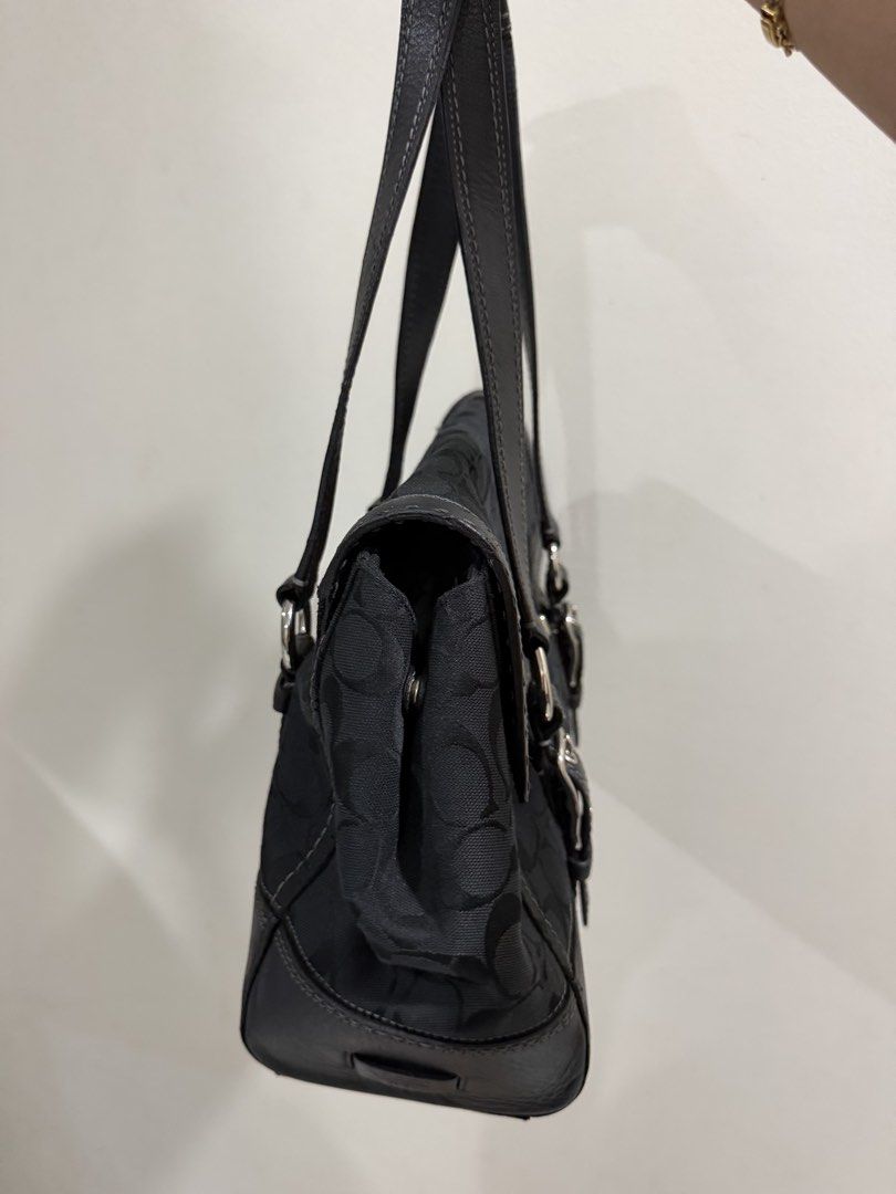 Coach Tote Turnlock (Category: Luxury Bags & Wallets) located in Calbayog City. Submitted by incesrueda (Listing ID 1466311419, Image 2). Description: .