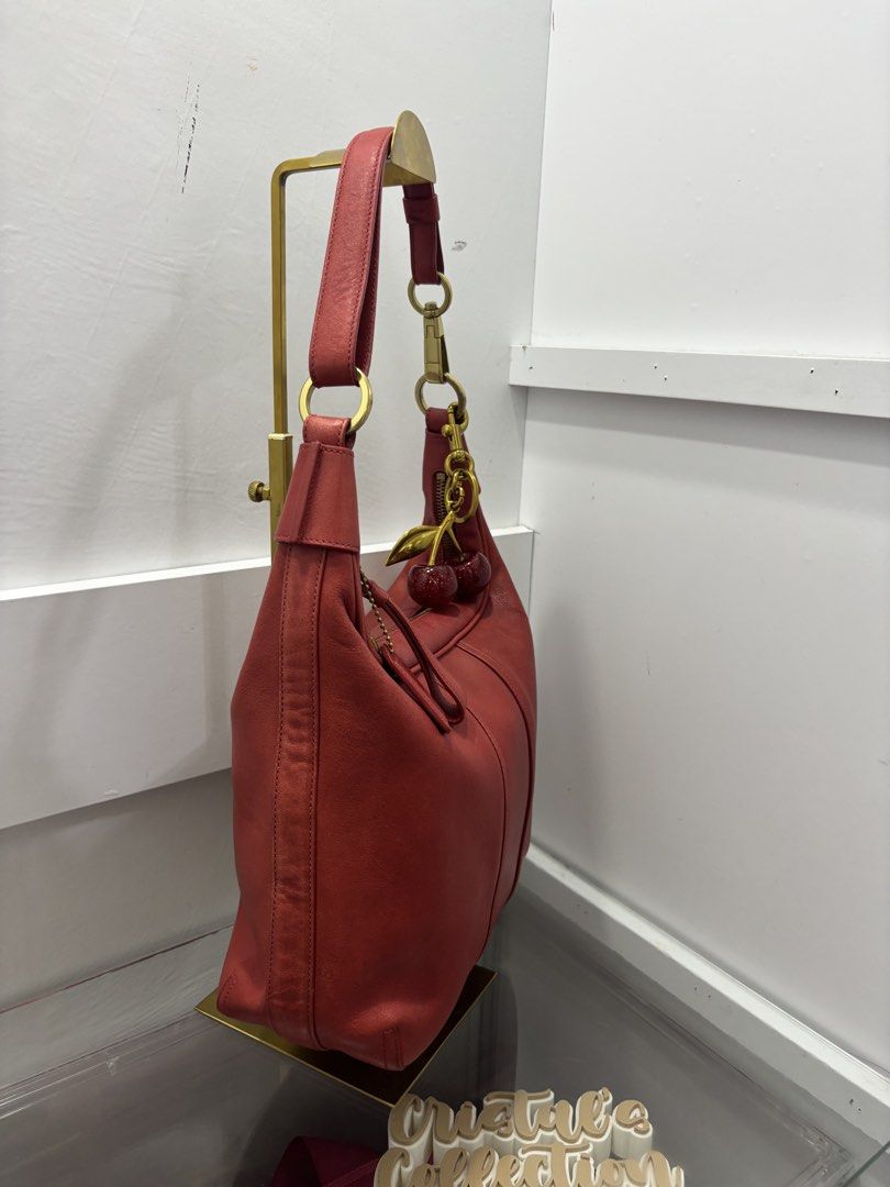 Coach Vintage Amanda Hobo (Category: Shoulder Bags) located in Cabanatuan. Submitted by cristalyngonzales (Listing ID 1466194364, Image 2). Description: Very good cond minimal usage only .