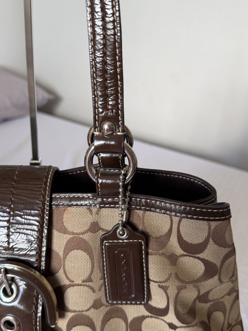 Coach vintage shoulder bag (Category: Shoulder Bags) located in Las Pinas. Submitted by pre.lovedsss (Listing ID 1466304485, Image 3). Description: Size medium Signs of use little stains, kindly see the pics Rank A/AB No issues .