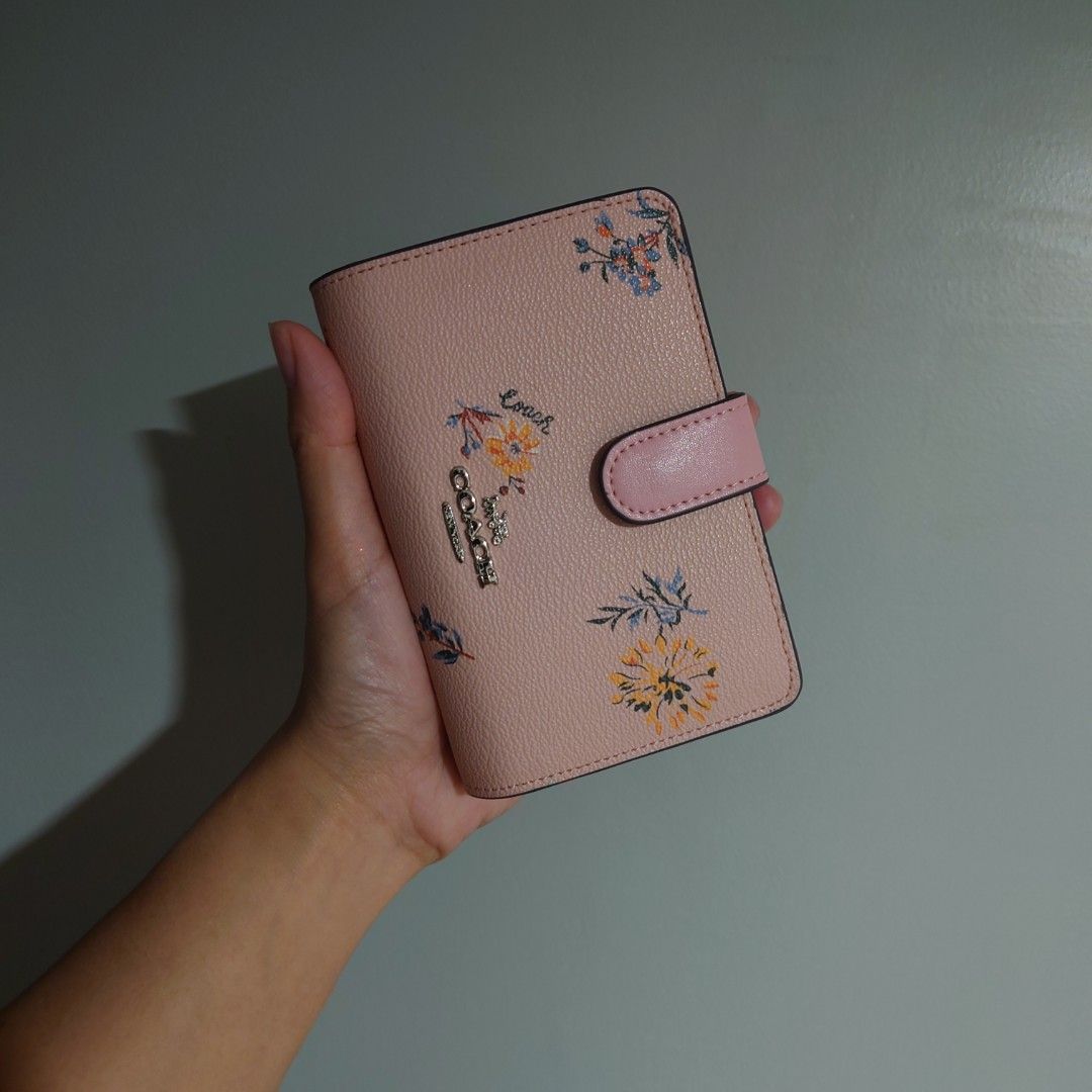 Coach wallet (Category: Wallets & Card holders) located in Baguio. Submitted by bellaluna01 (Listing ID 1466189550, Image 2). Description: .