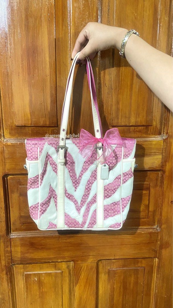 COACH ZEBRA PATCHWORK (Category: Tote Bags) located in Valencia. Submitted by srn_stchl (Listing ID 1466263042, Image 1). Description: Pm for more details .