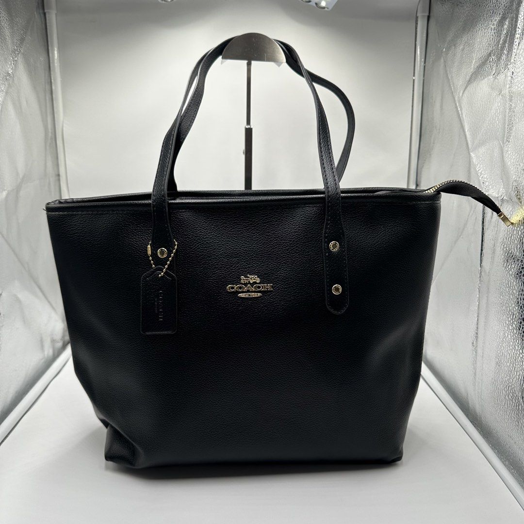 COACHE TOTE BAG (Category: Luxury Bags & Wallets) located in Talavera. Submitted by puppyinsane (Listing ID 1466302992, Image 1). Description: Thrifted coach tote bag Excellent condition .