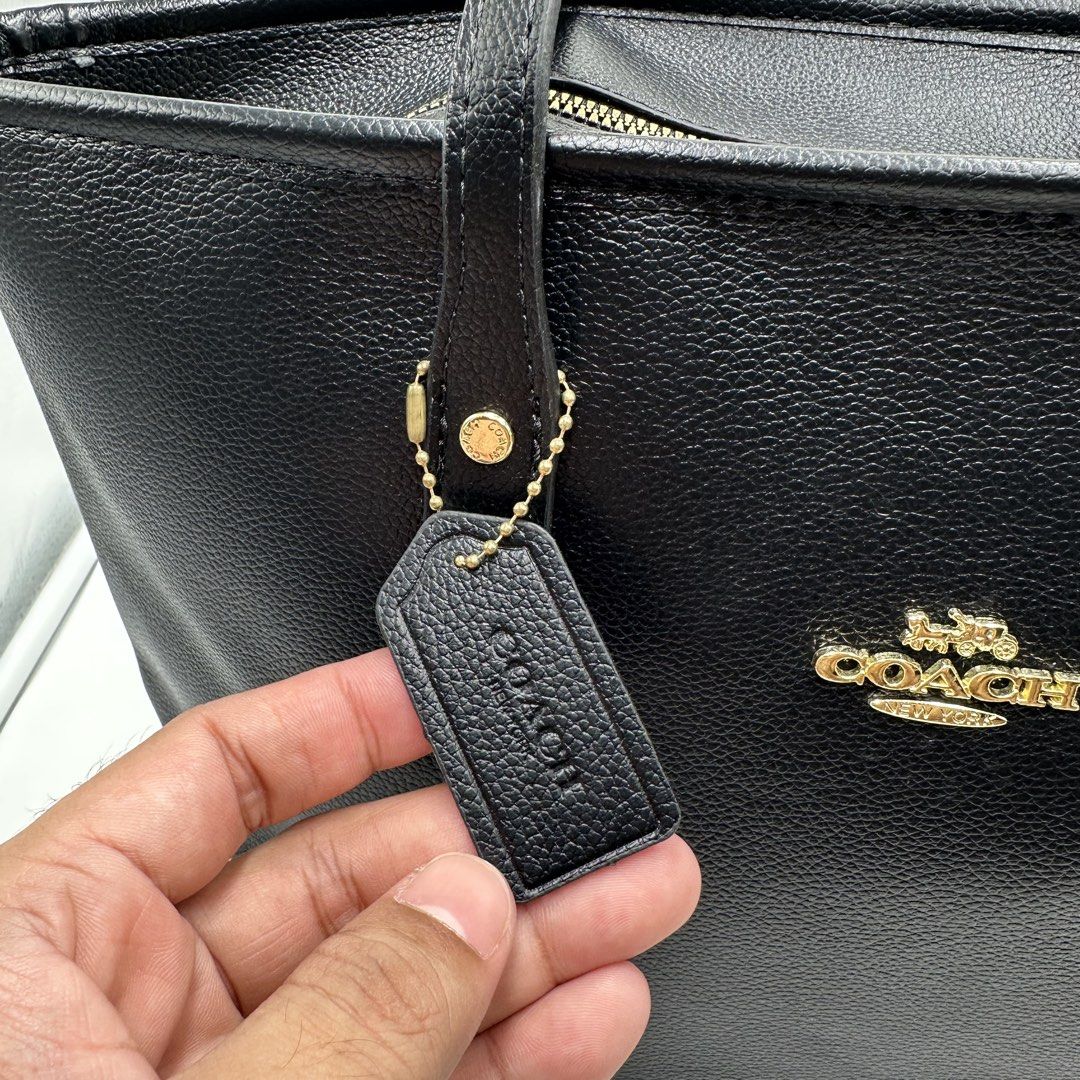 COACHE TOTE BAG (Category: Luxury Bags & Wallets) located in Talavera. Submitted by puppyinsane (Listing ID 1466302992, Image 3). Description: Thrifted coach tote bag Excellent condition .