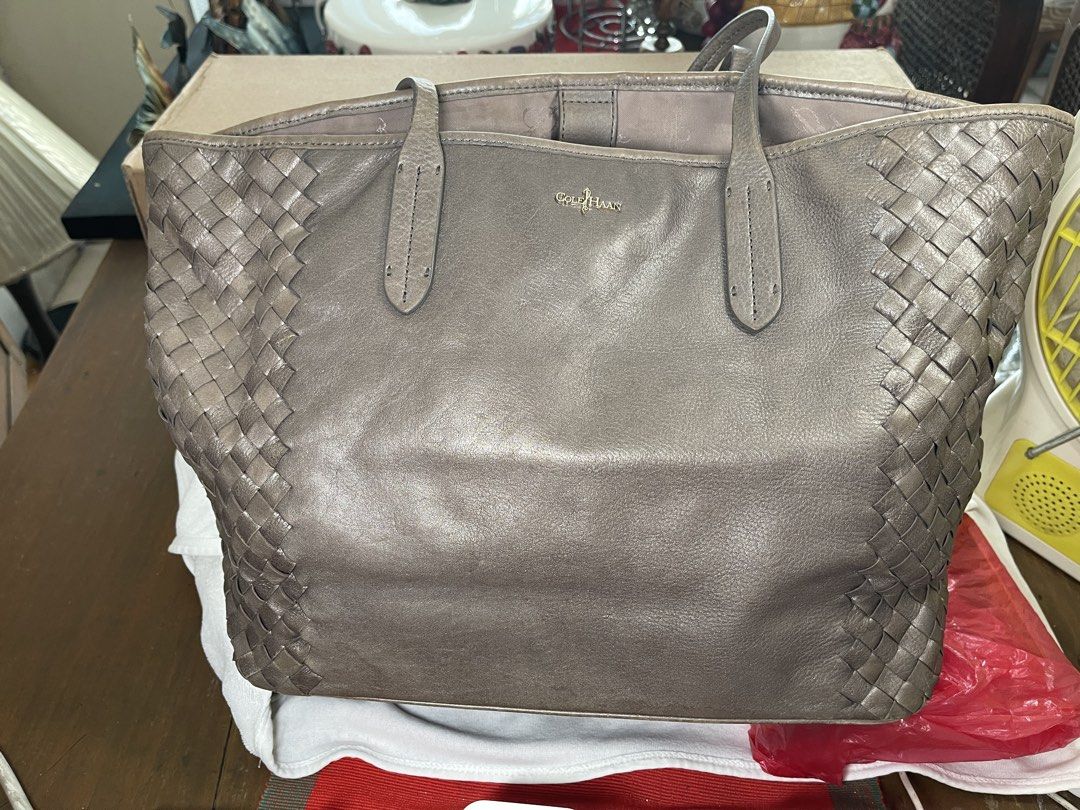 ColeHaan tote (Category: Tote Bags) located in Mandaluyong City. Submitted by coolmeybab (Listing ID 1466180110, Image 1). Description: .