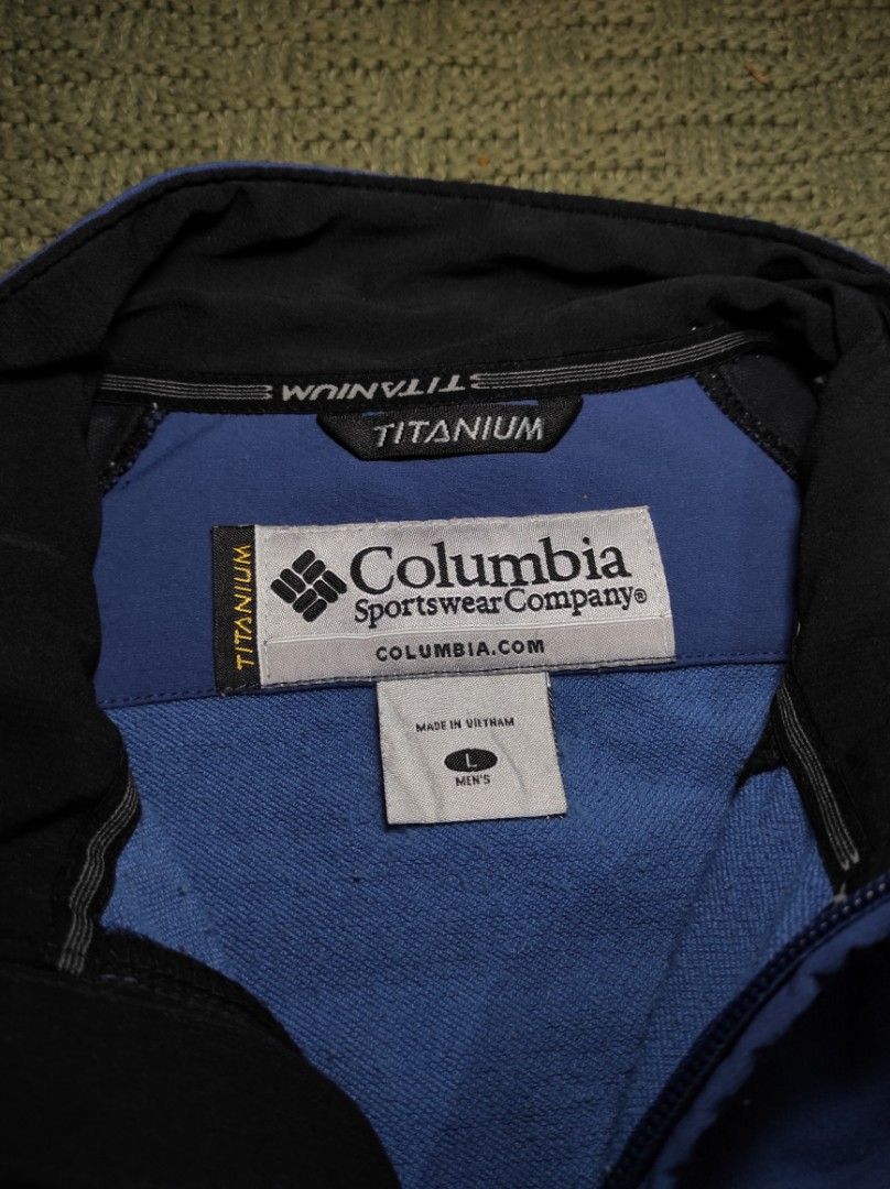 COLUMBIA TITANIUM JACKET (Category: Coats, Jackets and Outerwear) located in Las Pinas. Submitted by jeusmanlangit (Listing ID 1466169822, Image 3). Description: COLUMBIA TITANIUM JACKET SIZE: LARGE ON TAG DIMES: W: 24. L: 29 ISSUE: NAWALA NA YUN MGA HAWAKAN SA ZIPPER PERO GOODS NA GOODS NAMAN ANG ZIPPER 650 PESOS LANG DM📩.