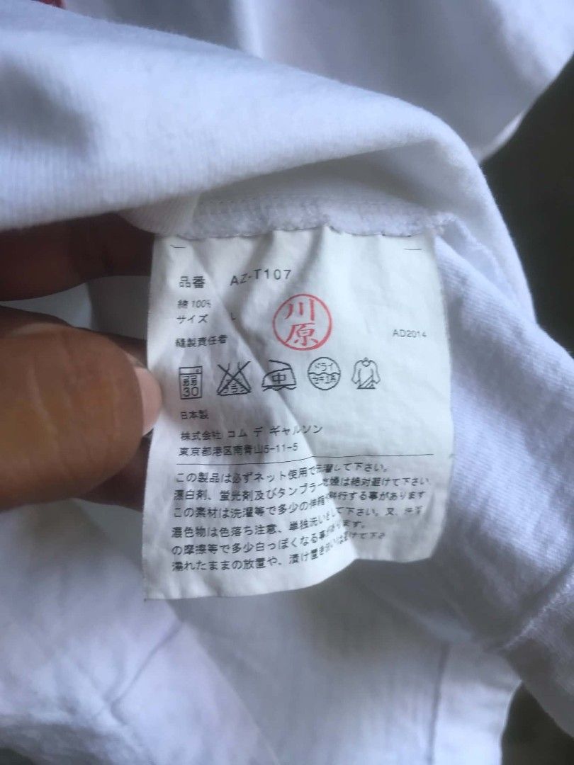 COMME des GARÇONS PLAY White Heart Tee Size L (Category: Shirts) located in Echague. Submitted by jomardofit94339 (Listing ID 1466244285, Image 2). Description: - Brand: Comme des Garçons Play - Color: White - Size: Large (Regular fit) - Design: Iconic red heart patch on -issue stain chest, crew neck, short sleeves - Material: 100% Cotton - Origin: Made in Japan - Condition: / Excellent quality.
