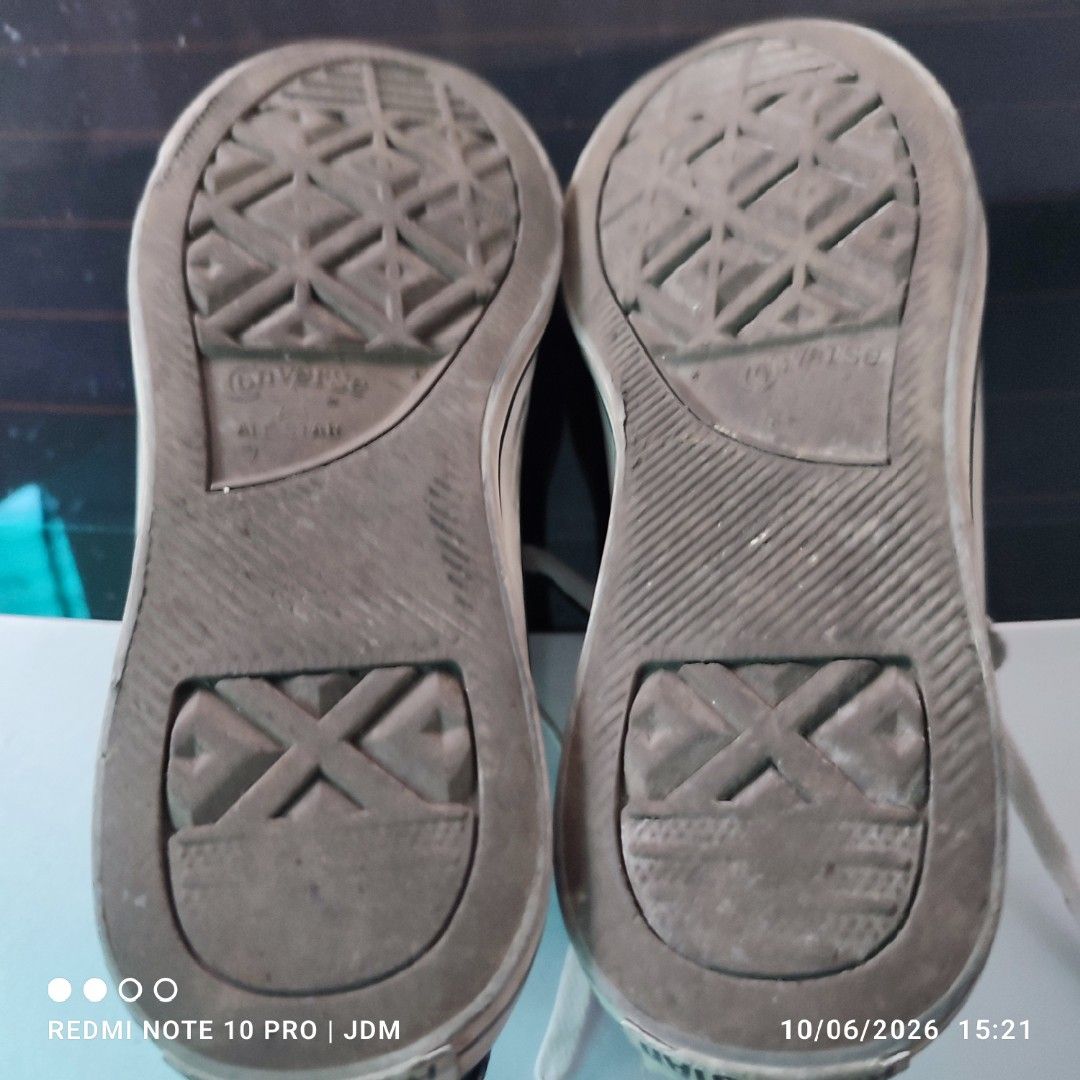 Converse All-star (Category: Sneakers) located in Antipolo. Submitted by klashnikov (Listing ID 1466222040, Image 3). Description: Selling my Converse All Star low shoes still usable , pang harabas Size:7 Condition: good Honest issue:pre owned Payment option:Bank transfer,gcash,cash ₱400 lang Pwede videocall for legitimacy Pwede pickup sa aking munting garahe waze (JDM thrift shop) Pwedeng meetup around upper Antipolo,pag malayo ka pwede natin pa