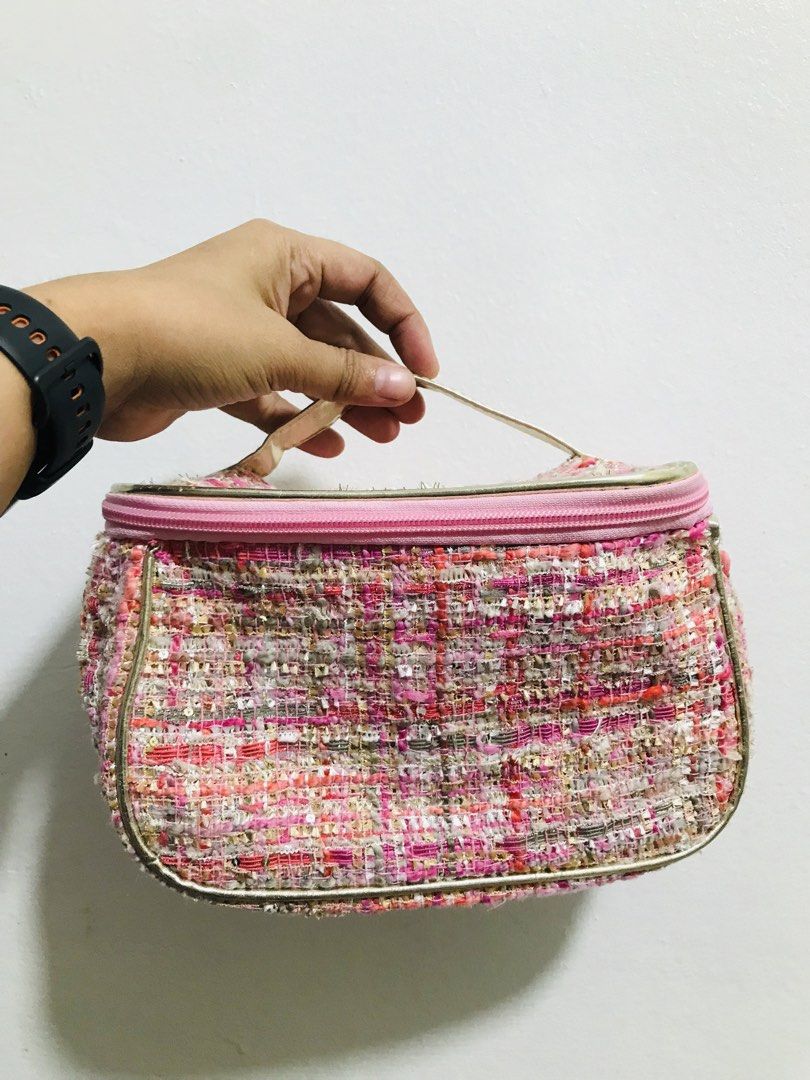 COSMETIC HANDBAG (Category: Purses & Pouches) located in Gamu. Submitted by 2022bagsbunny (Listing ID 1466206711, Image 1). Description: .
