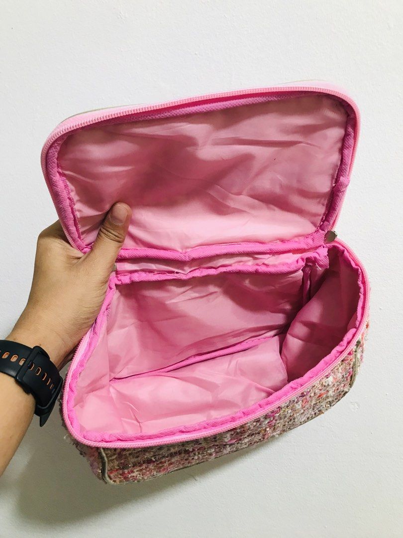 COSMETIC HANDBAG (Category: Purses & Pouches) located in Gamu. Submitted by 2022bagsbunny (Listing ID 1466206711, Image 3). Description: .