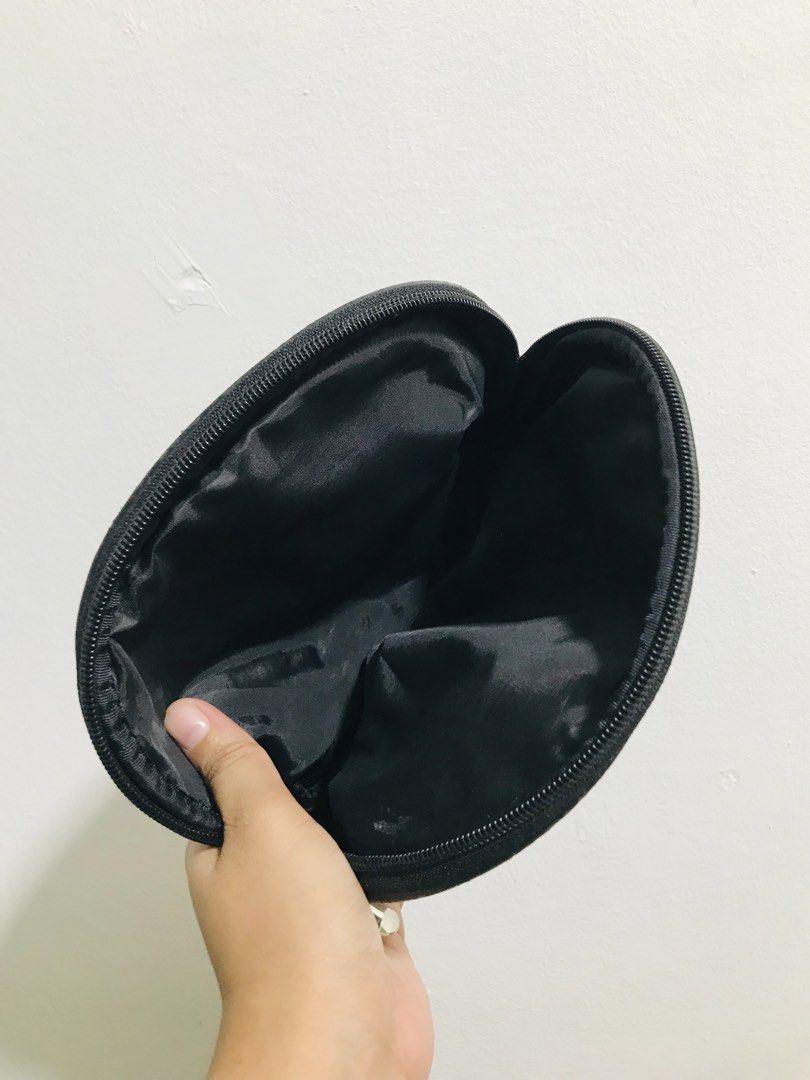 COSMETIC POUCH (Category: Purses & Pouches) located in Gamu. Submitted by 2022bagsbunny (Listing ID 1466208020, Image 3). Description: .