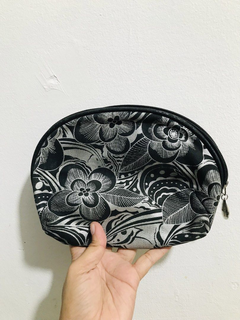 COSMETIC POUCH (Category: Purses & Pouches) located in Gamu. Submitted by 2022bagsbunny (Listing ID 1466208020, Image 1). Description: .