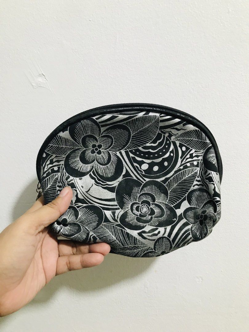 COSMETIC POUCH (Category: Purses & Pouches) located in Gamu. Submitted by 2022bagsbunny (Listing ID 1466208020, Image 2). Description: .