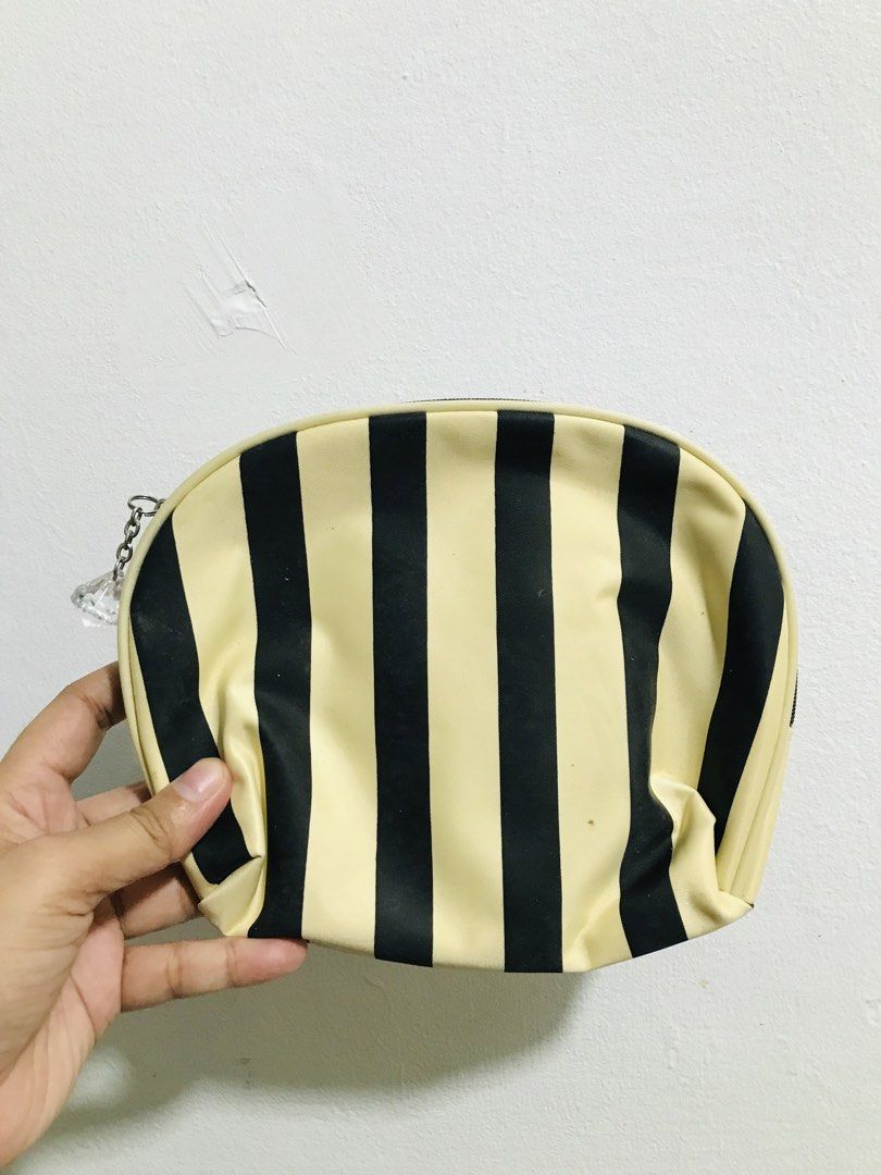 COSMETIC POUCH (Category: Purses & Pouches) located in Gamu. Submitted by 2022bagsbunny (Listing ID 1466208508, Image 1). Description: .