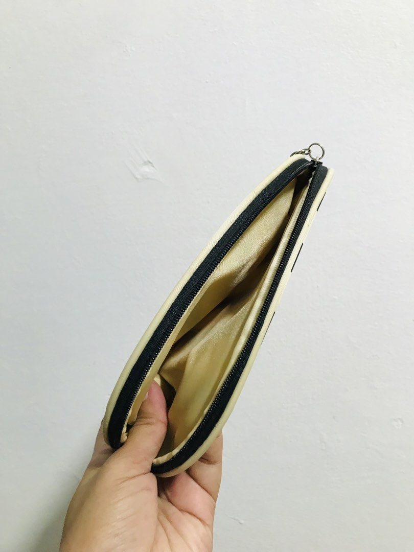 COSMETIC POUCH (Category: Purses & Pouches) located in Gamu. Submitted by 2022bagsbunny (Listing ID 1466208508, Image 3). Description: .