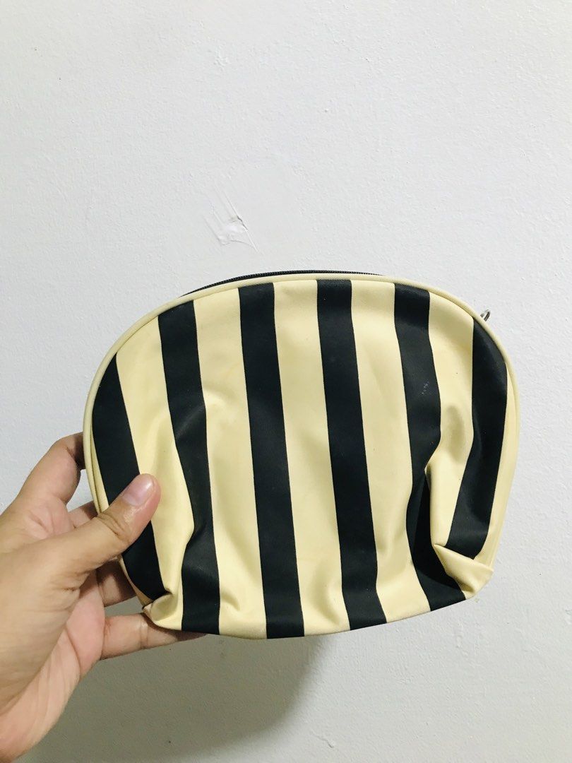 COSMETIC POUCH (Category: Purses & Pouches) located in Gamu. Submitted by 2022bagsbunny (Listing ID 1466208508, Image 2). Description: .