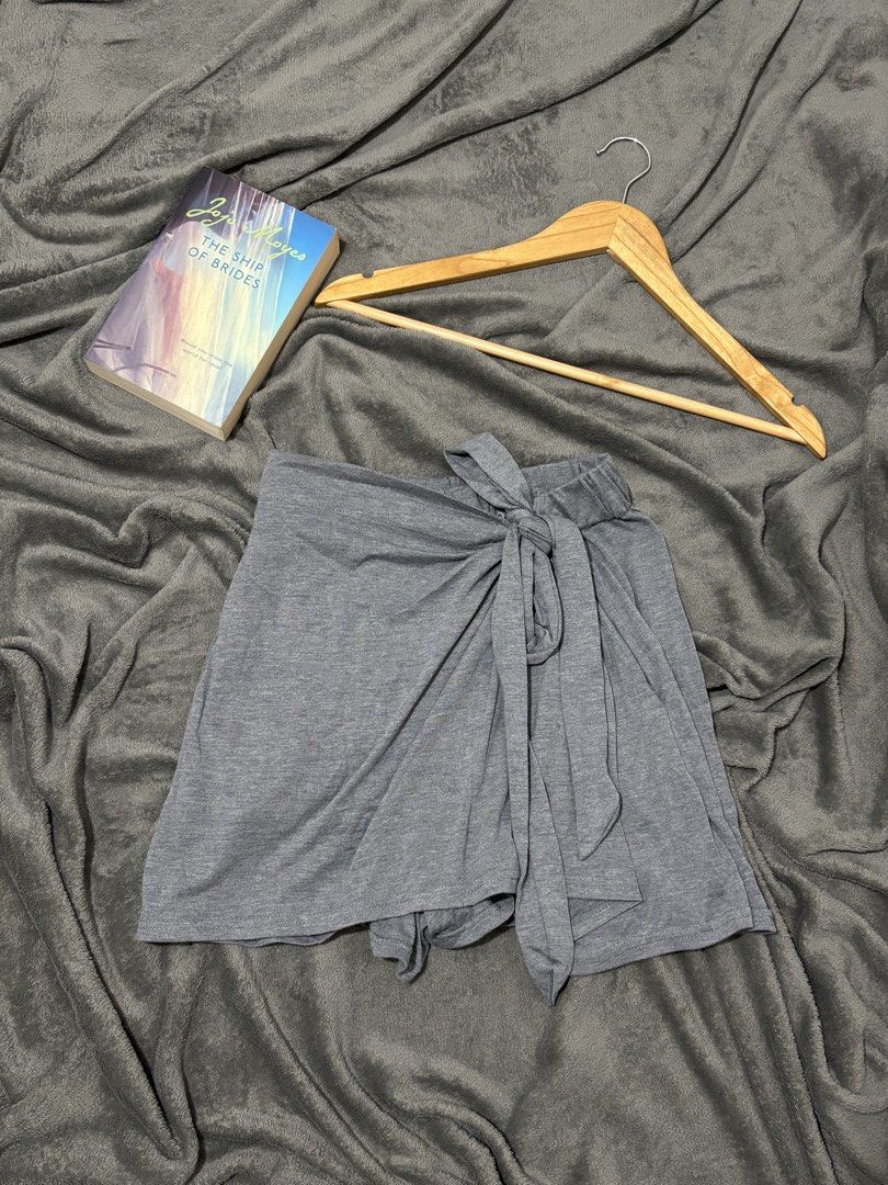Cotton Gray Skort Size 25-30 (Category: Skirts) located in General Trias. Submitted by hiraethcullen (Listing ID 1466329685, Image 1). Description: Waist | 25-30 Length - 14 Direct JNT 📍 General Trias Cavite .