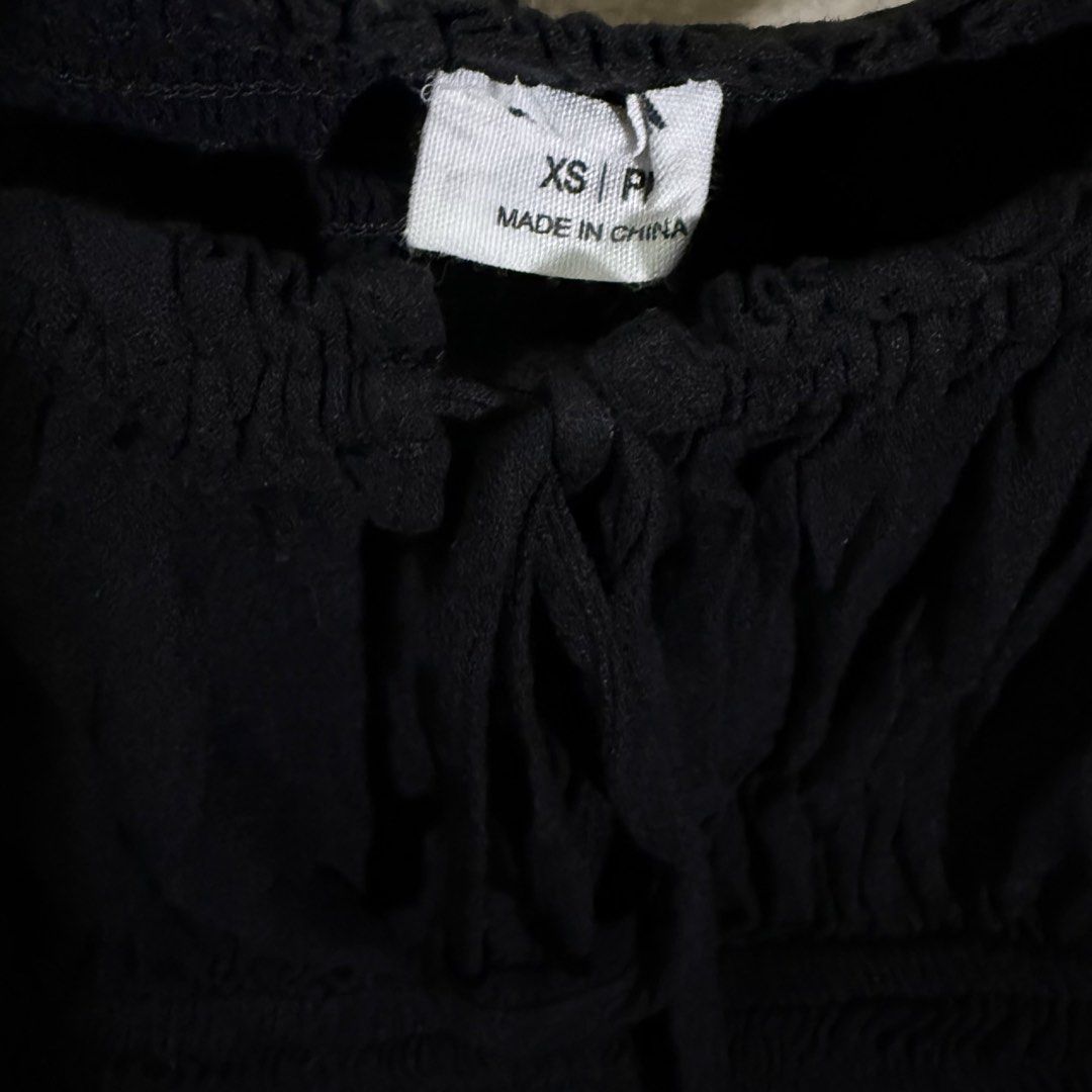 Cotton On square neck puff sleeve crop top (Category: Blouses) located in Manila. Submitted by she_alice (Listing ID 1466326775, Image 2). Description: - Color: Black / linen - Size: XS - Style: Cropped blouse with puff sleeves and square neckline - Details: Elasticated smocked hem and front tie string - Condition: Excellent, no noticeable signs of use. 💬 Feel free to message me for any questions 🛵 Can be shipped via Lalamove .