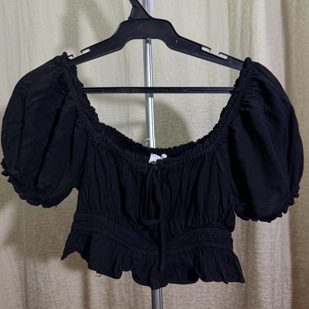 Cotton On square neck puff sleeve crop top (Category: Blouses) located in Manila. Submitted by she_alice (Listing ID 1466326775, Image 1). Description: - Color: Black / linen - Size: XS - Style: Cropped blouse with puff sleeves and square neckline - Details: Elasticated smocked hem and front tie string - Condition: Excellent, no noticeable signs of use. 💬 Feel free to message me for any questions 🛵 Can be shipped via Lalamove .