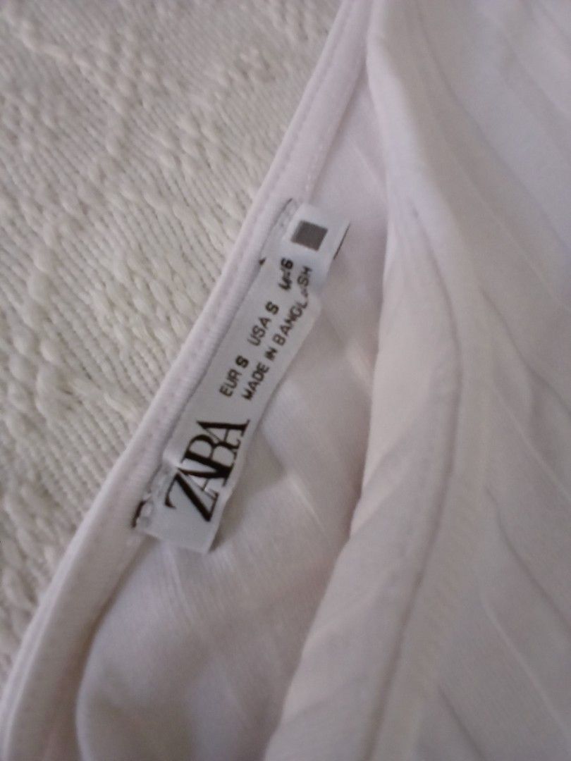 Cotton white (Category: Undergarments & Loungewear) located in Quezon City. Submitted by charchartindahan (Listing ID 1466177307, Image 2). Description: 🔴thrift, kindly check the photo & need wash before use 🔴Gcash payment, by pick up & Jrs Express 🔴loc.near U.P Diliman Q.C.