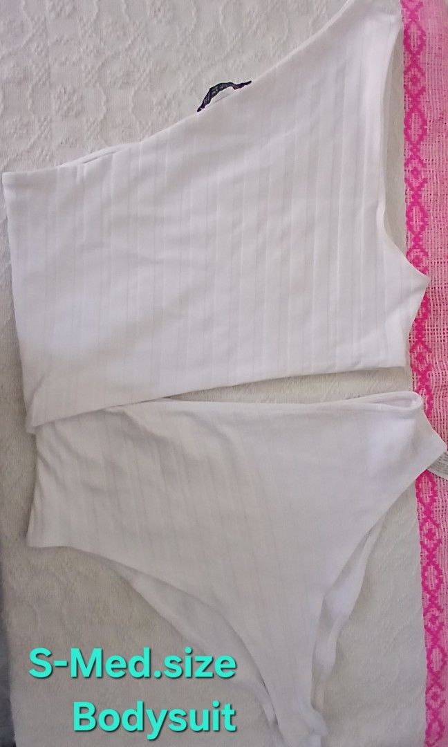 Cotton white (Category: Undergarments & Loungewear) located in Quezon City. Submitted by charchartindahan (Listing ID 1466177307, Image 1). Description: 🔴thrift, kindly check the photo & need wash before use 🔴Gcash payment, by pick up & Jrs Express 🔴loc.near U.P Diliman Q.C.