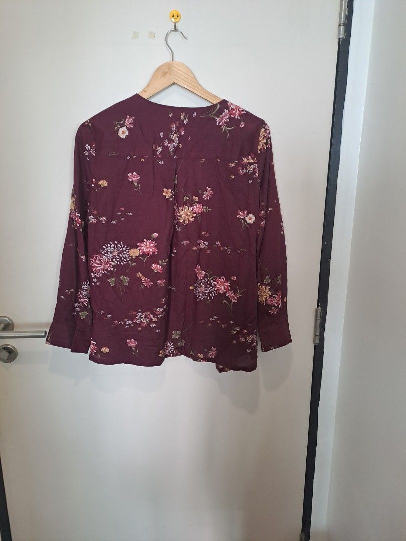 Cover up (Category: Others Tops) located in Manila. Submitted by joanbalde39643 (Listing ID 1466250081, Image 2). Description: chrysanthemums and wild blossoms. Crafted from a lightweight, subtly textured woven fabric (resembling a cotton-viscose blend), it works seamlessly as an airy top layer, a breezy beach cover-up, or a relaxed loungewear accent..