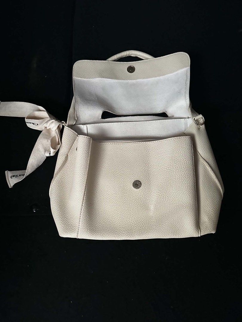 Cream shoulder bag (Category: Shoulder Bags) located in Manila. Submitted by labp01 (Listing ID 1466205069, Image 2). Description: .