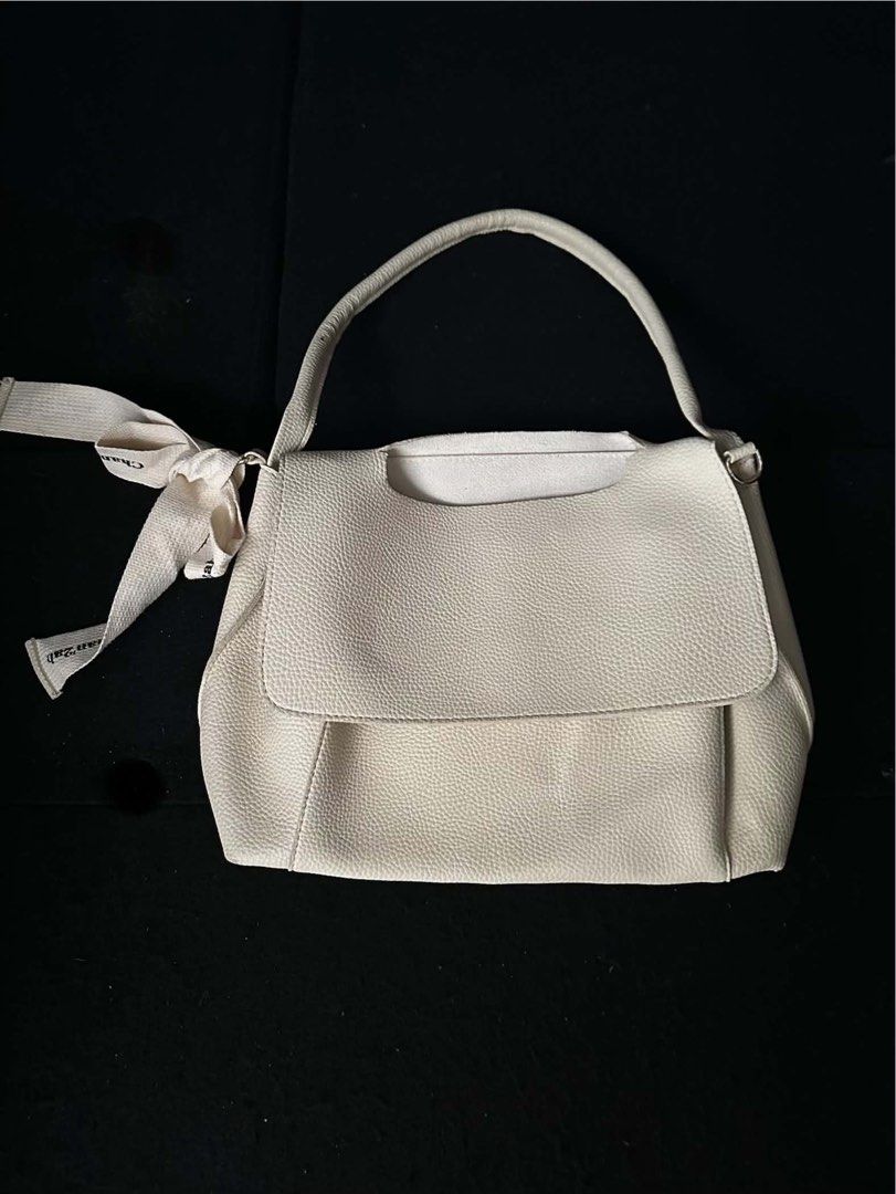 Cream shoulder bag (Category: Shoulder Bags) located in Manila. Submitted by labp01 (Listing ID 1466205069, Image 3). Description: .