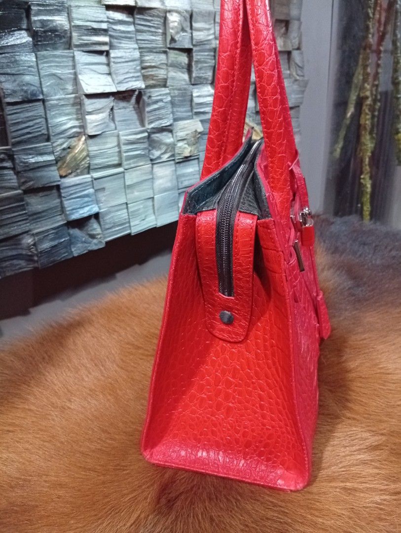 Crocodile bag (Category: Tote Bags) located in Cavite. Submitted by rizamae025 (Listing ID 1466309537, Image 3). Description: BRAND NEW CROCODILE BAG.