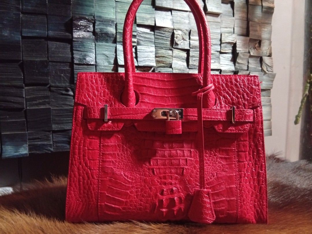 Crocodile bag (Category: Tote Bags) located in Cavite. Submitted by rizamae025 (Listing ID 1466309537, Image 1). Description: BRAND NEW CROCODILE BAG.