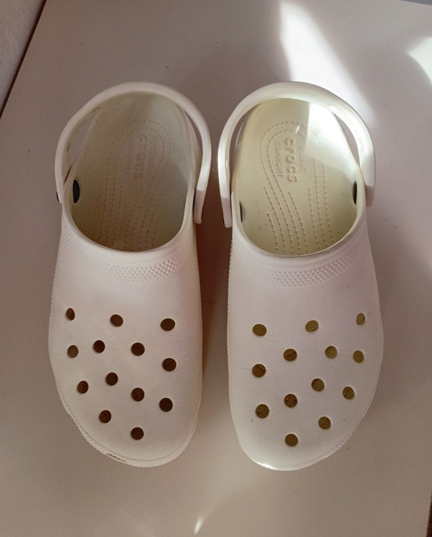 Crocs Classic Wmns Pltform Clogs 25CM (Category: Slippers and slides) located in Navotas City. Submitted by ms.soulana (Listing ID 1466156036, Image 1). Description: PREOWNED WELLUSED Authentic CROCS CLASSIC PLTFORM W9 25CM WHITE Size WMNS 9. 25CM Sign of Used Flaws : Some rubs ,scratches on rivets ( Croc design) sa Side ,Need s Clean ,been kept , Not in Used in Years . Good Condriion 8.8 .
