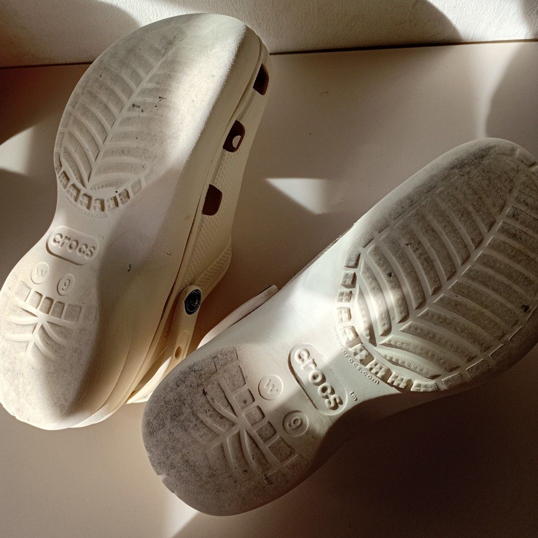 Crocs Classic Wmns Pltform Clogs 25CM (Category: Slippers and slides) located in Navotas City. Submitted by ms.soulana (Listing ID 1466156036, Image 3). Description: PREOWNED WELLUSED Authentic CROCS CLASSIC PLTFORM W9 25CM WHITE Size WMNS 9. 25CM Sign of Used Flaws : Some rubs ,scratches on rivets ( Croc design) sa Side ,Need s Clean ,been kept , Not in Used in Years . Good Condriion 8.8 .