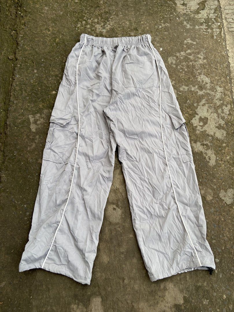 CROSS DENIM PARACHUTE CARGO PANTS (Category: Jeans) located in Davao. Submitted by re.worn082 (Listing ID 1466202069, Image 2). Description: •LARGE WAIST27 STRETCH LENGHT39 THIGH11 HEM10 •EXCELLENT CONDITION 🏷️480 ADD SHIP 📩DM.