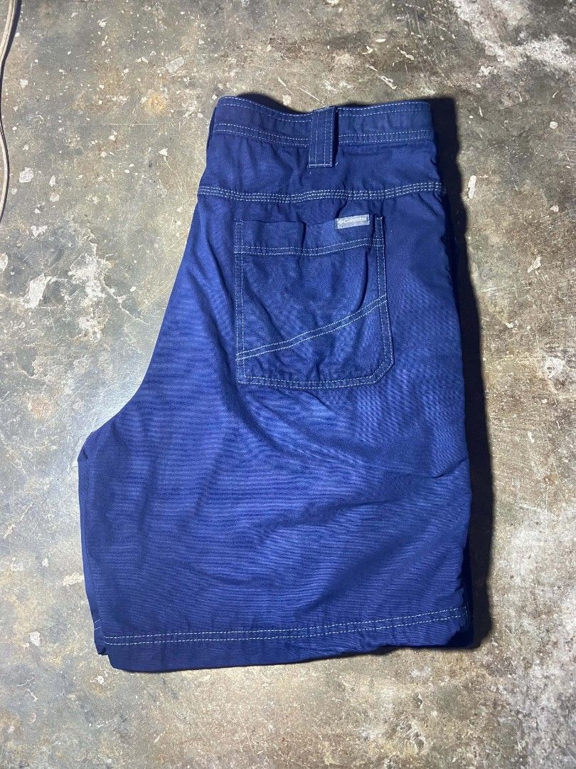 Culombia Carpenter Short (Category: Shorts) located in Manila. Submitted by justthriftright. (Listing ID 1466274019, Image 1). Description: excellent condition complete tags color may vary due to lighting and di pa sya totally dry when pics were taken waist 36 lenght 19 leg opening 13 no issue.