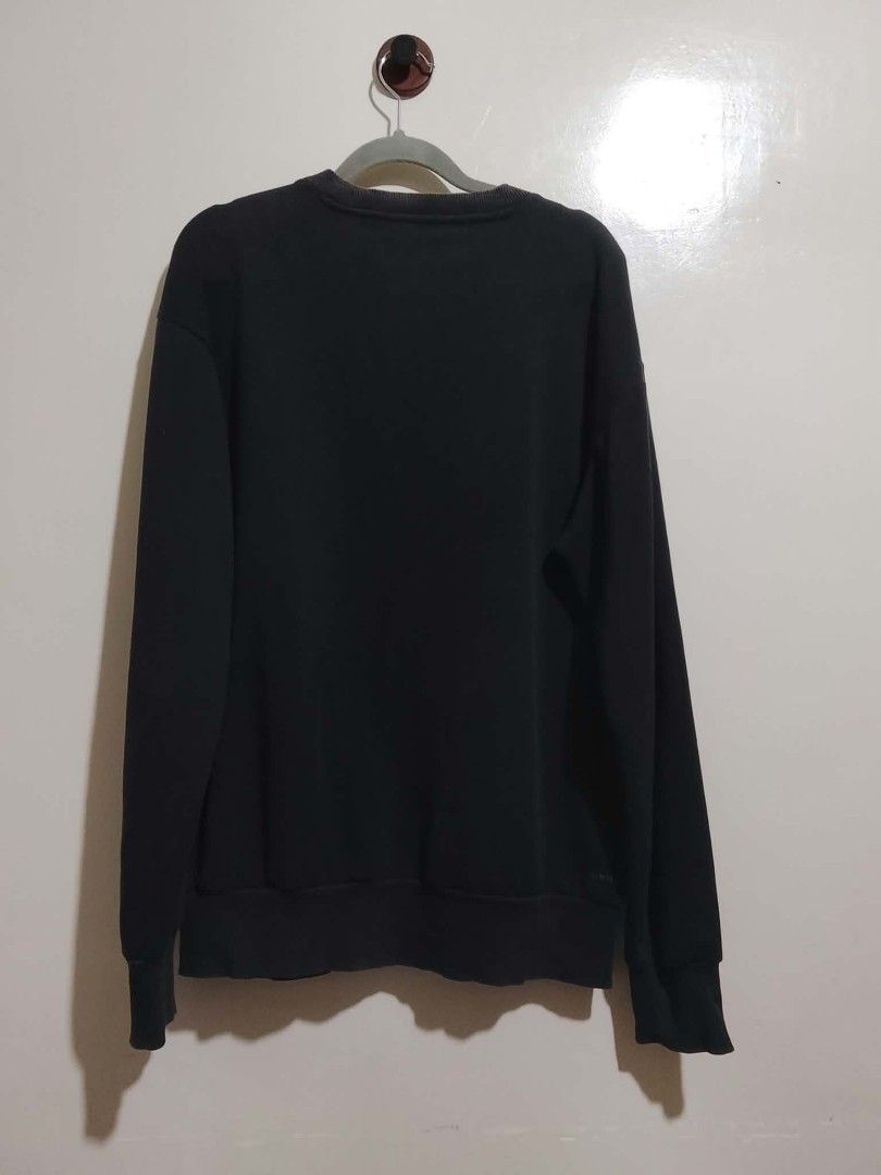 D rose Sweater (Category: Coats, Jackets and Outerwear) located in Manila. Submitted by justmove2020 (Listing ID 1466190556, Image 2). Description: For sale D rose sweater for only ₱250 Condition 7/10 Size Large.