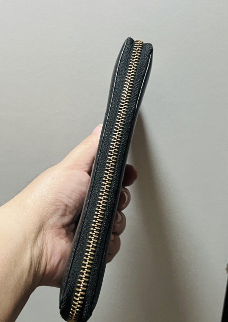 Da Milano leather wallet long (Category: Wallets & Card holders) located in Manila. Submitted by gee0505 (Listing ID 1466234147, Image 3). Description: never been used na stock lang :) Overall excellent condition. As is black color rate 10/10 Srp: 4k.