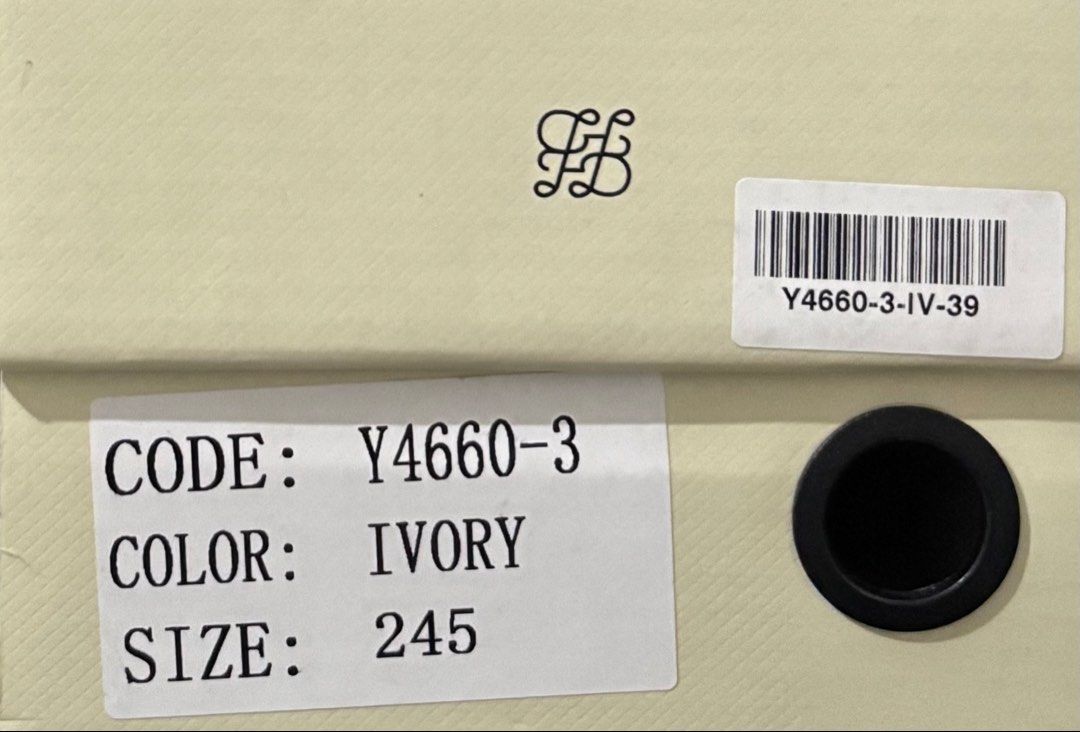 D+AF Ivory Mary Jane Flats (Category: Flats & Sandals) located in Manila. Submitted by eluhsawrr (Listing ID 1466331113, Image 2). Description: D+AF Sneakers (Taiwan brand) -once used, looks good as new -See photo for size. - includes box 🏷️OG Price: ₱3900 💸Selling Price: ₱3000.