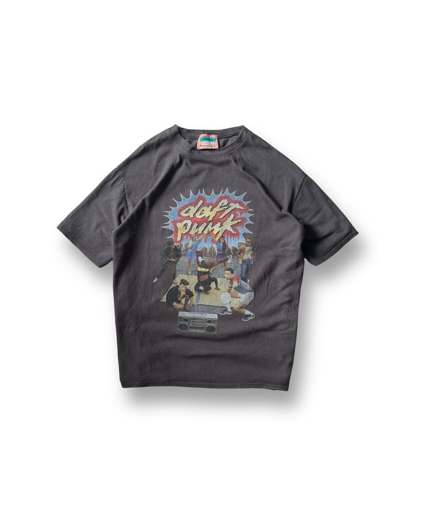 DAFT PUNK (Category: Tshirts & Polo Shirts ) located in Davao. Submitted by kelsocool (Listing ID 1466256169, Image 1). Description: Daft Punk Breakdance Graphic Tee Dimes (inch): 25 - length 21 - width 8.5 - sleeve color rate: 9/10 no issue good condition Model: 5’5 ft/ 54 kg Description: Heavy retro graphic featuring b-boy breakdance artwork with Daft Punk block typography on a faded charcoal blank. Clean oversized str.