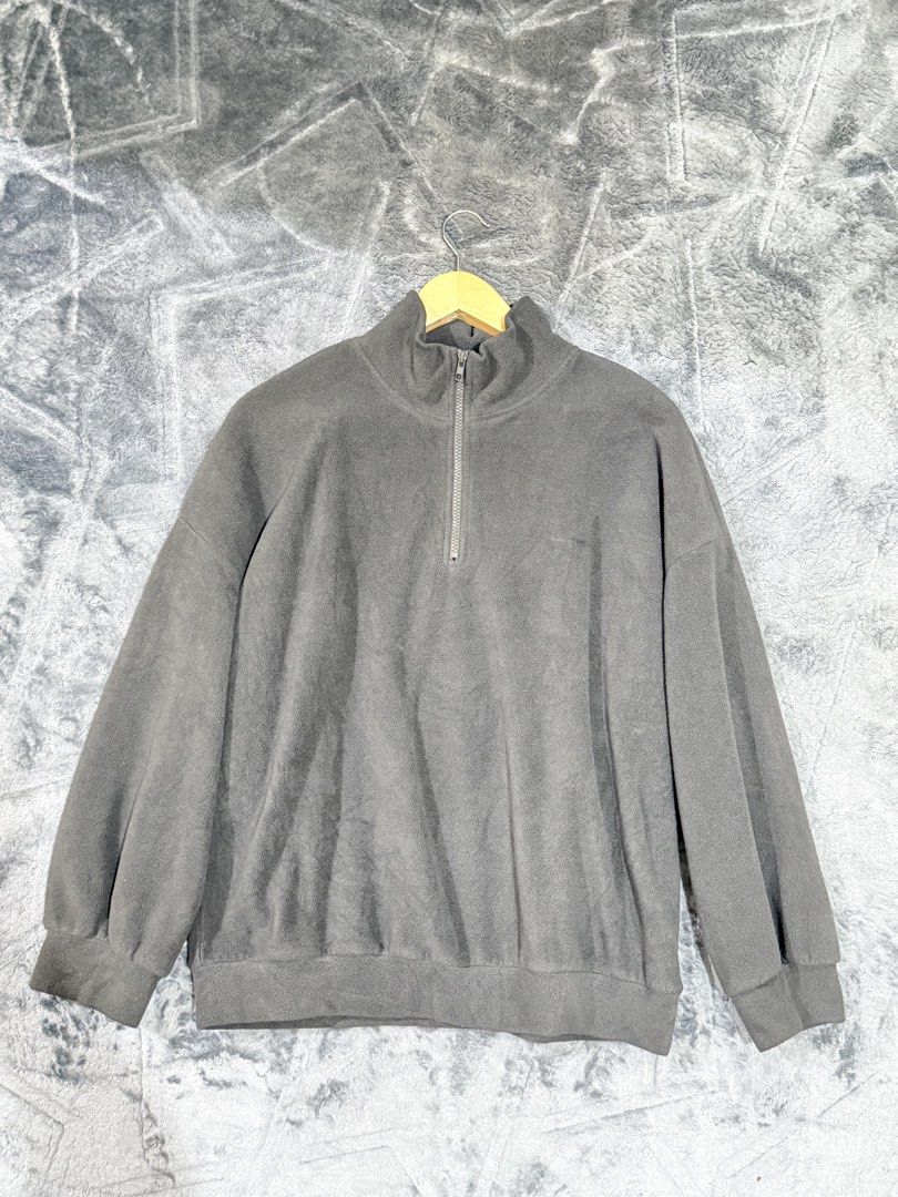DAZY Grey Quarter-Zip Fleece Pullover (Category: Coats, Jackets and Outerwear) located in Manila. Submitted by yeti_it (Listing ID 1466159926, Image 2). Description: - Brand: DAZY - Style: Grey quarter-zip fleece pullover with an oversized fit and dropped shoulders - Material: Soft, fuzzy, and warm fabric - Design: High collar neckline, ribbed cuffs, and ribbed hem - Versatility: Perfect layering piece for cooler weather.