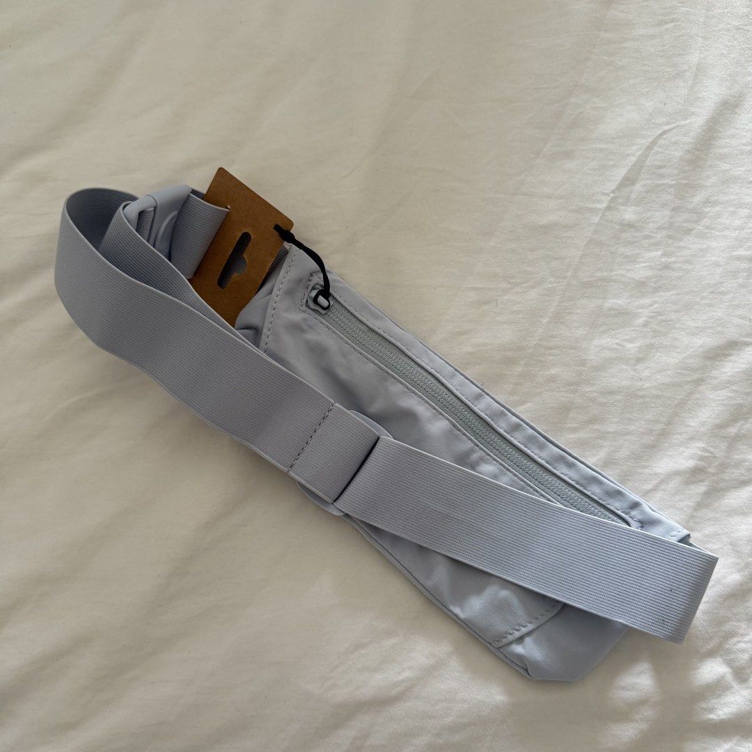 Decathlon Run Belt Bag (Category: Activewear) located in Davao. Submitted by aug_amari (Listing ID 1466171749, Image 2). Description: very comfy to wear this is extra.