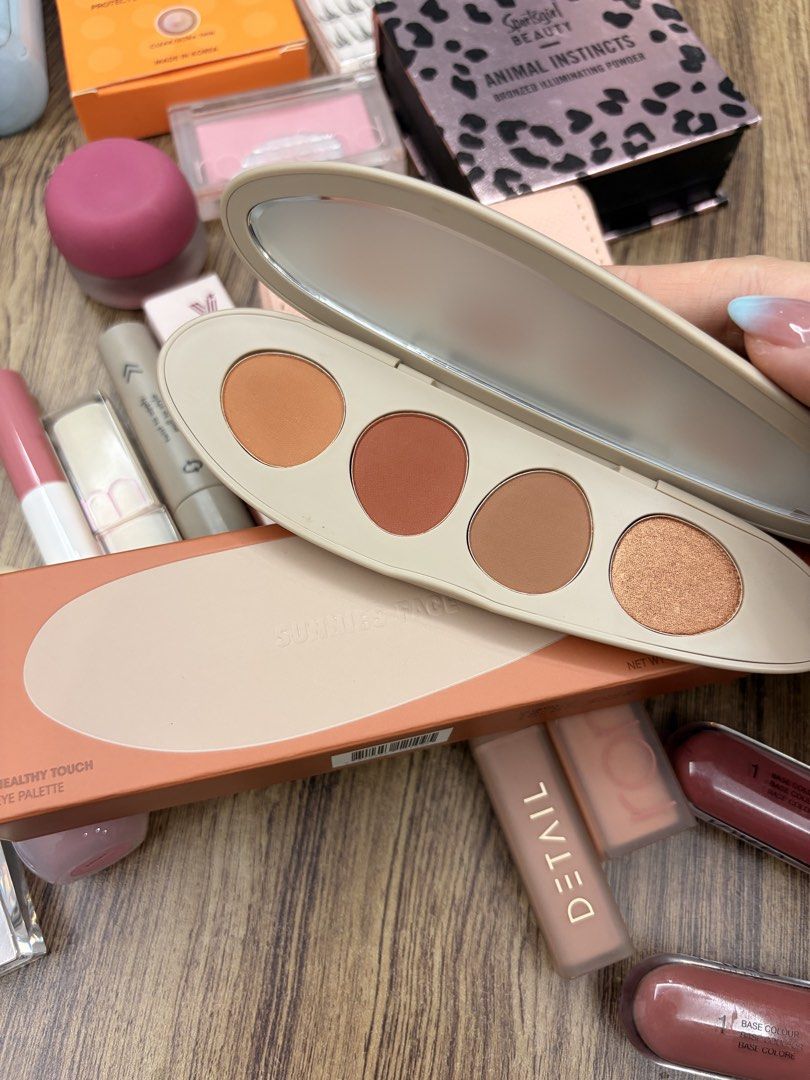 DECLUTTER TAKE ALL MAKE UP (Category: Makeup) located in Obando. Submitted by thea_pasa.bento.ig (Listing ID 1466230337, Image 1). Description: Like New .