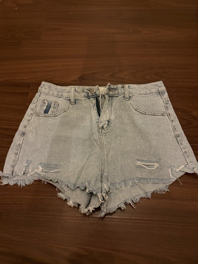 Denim Shorts (Category: Shorts) located in Pasig City. Submitted by shop.gelss (Listing ID 1466323059, Image 1). Description: .
